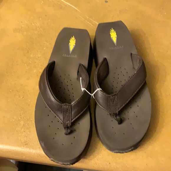 NWOT Volatile leather flip flops brown size 7